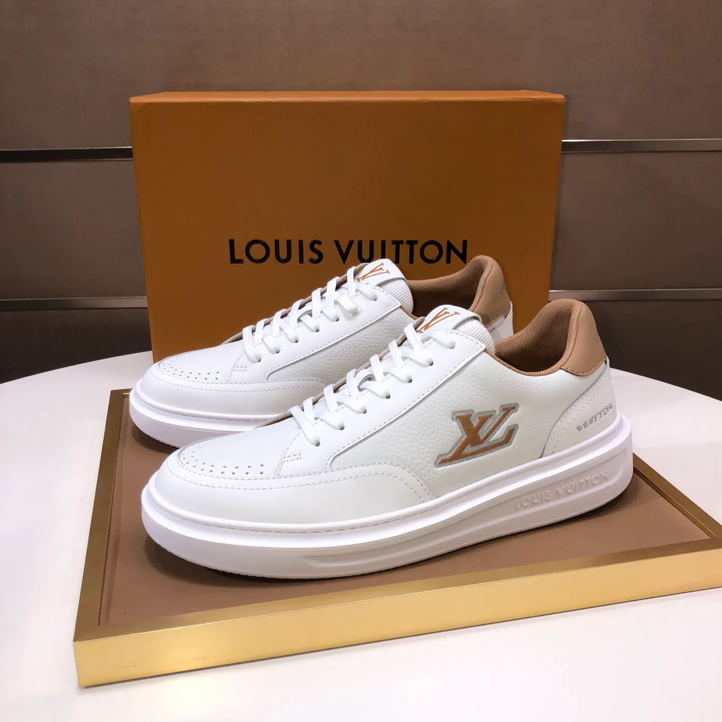 Factory batch 640💰original development, quality shipment, welcome to compare - LV sneaker series sports shoes introduce the loose silhouette of the ready-to-wear series into the spring and summer men's wear shows and make an eye-catching appearance. The cow leather upper is combined with rough fabric laces, and colorful beading highlights the brand's classic elements. LV letters mark the tongue and Monogram floral outsole. Mixed materials Made of top-grain cowhide, thick shoelace design, large Monogram print on the side, mesh lining and cotton feet, the comfort is as extreme as ever, premium heritage, quality first, worth owning! Size: Men’s 38-45 (45 is custom-made and cannot be returned or exchanged)